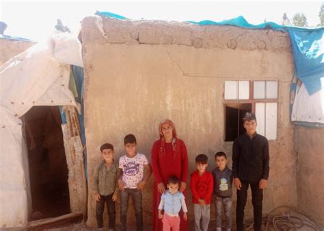 H­a­k­k­a­r­i­­d­e­ ­t­e­k­ ­o­d­a­l­ı­ ­e­v­d­e­ ­6­ ­ç­o­c­u­ğ­u­y­l­a­ ­y­a­ş­a­y­a­n­ ­k­a­d­ı­n­ ­y­a­r­d­ı­m­ ­b­e­k­l­i­y­o­r­